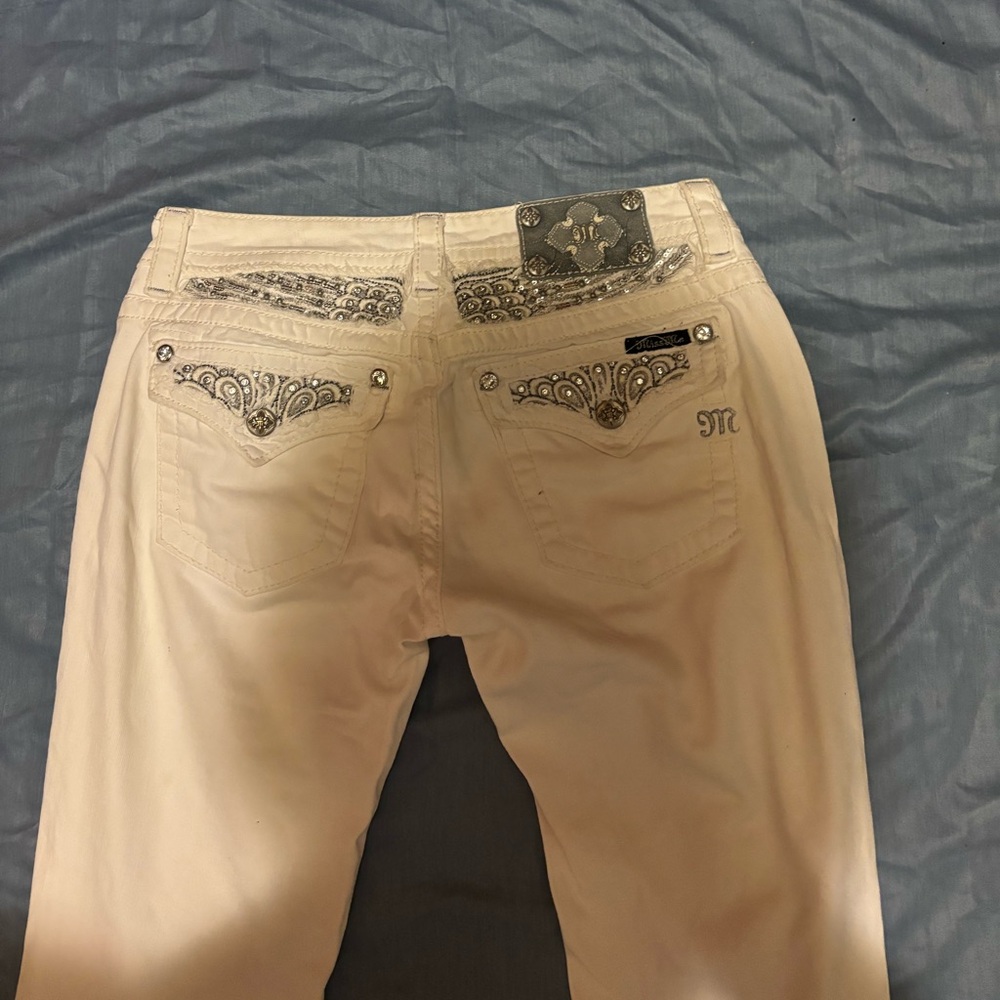 Miss me jeans size 27 inseam 31 great look a few minor spots They are white
